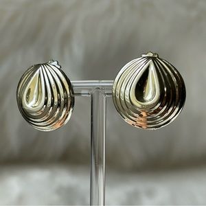 LISNER | VINTAGE | Original Clip On Layered Design Silver Tone Earrings
